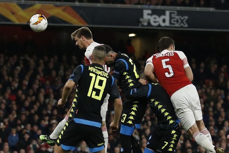 Nacho Monreal mencoba mencetak gol pada laga Arsenal vs Napoli dalam laga pertama perempat final Liga Europa di Stadion Emirates, 11 April 2019. 