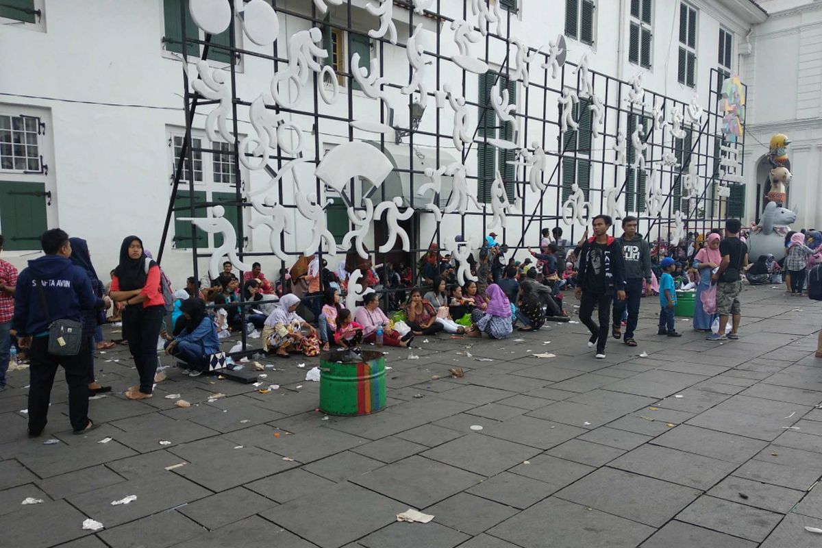 Sampah berserakan di Taman Fatahillah, Kota Tua, Senin (1/1/2018).