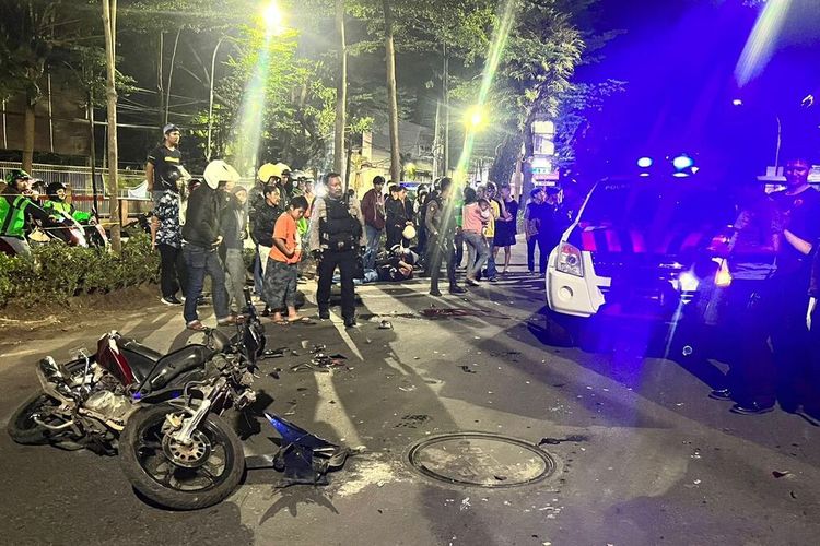 Polisi yang melakukan evakuasi terhadap korban dan kendaraan roda dua milik pemuda yang bertabrakan lantaran menghindari razia polisi di Jalan Arif Rate, Kota Makassar, Sulsel, pada Rabu (5/4/2023)