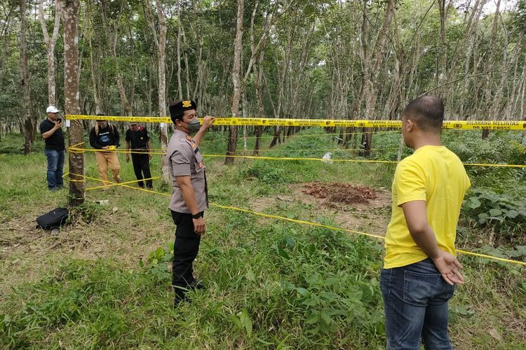 Benda diduga granat yang ditemukan seorang pencari logam kuno di Desa Kandangan, Kecamatan Pesanggaran, Kabupaten Banyuwangi, Jawa Timur, Minggu (19/12/2021). Dok Polsek Pesanggaran 