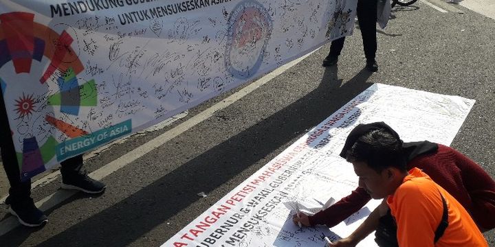 Ikatan Mahasiswa Olahraga Indonesia menggelar aksi petisi dalam rangka mendukung pemerintahan DKI Jakarta dalam usahanya menyiapkan Asian Games 2018 pada Minggu (5/8/2018).