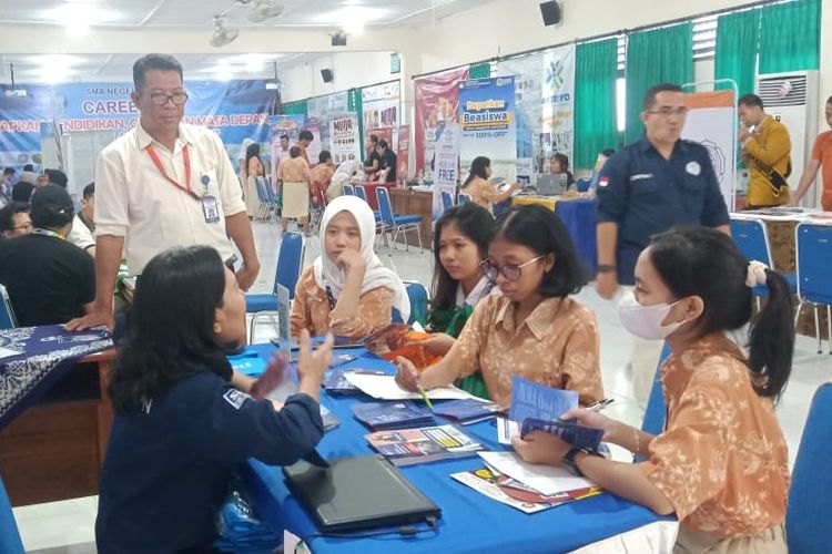 SMAN 1 Depok Sleman Yogyakarta mengadakan Career Day #12 agar siswa lebih paham serba-serbi di perguruan tinggi dan dunia kerja.