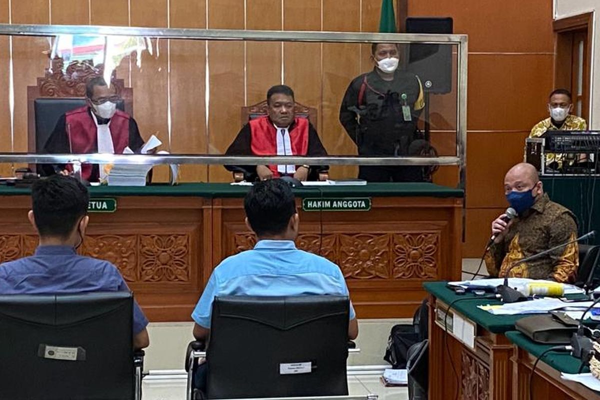 Kuasa hukum mantan Kapolda Sumatera Barat Irjen Teddy Minahasa, yakni Hotman Paris Hutapea berdebat dengan jaksa penuntut umum dalam persidangan di PN Jakarta Barat, Kamis (16/2/2023). 