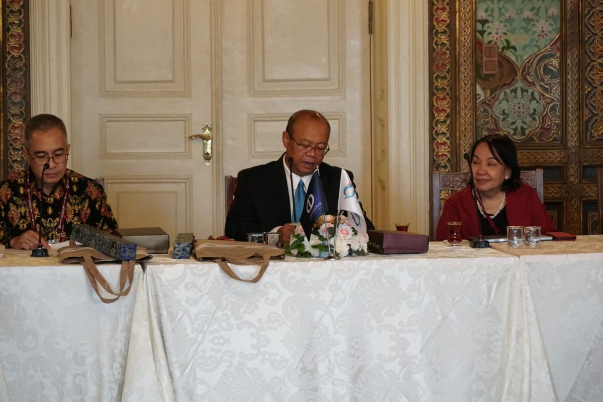  Rektor Universitas Terbuka (UT) sekaligus Presiden Asian Association of Open Universities (AAOU) periode 2022-2022 dan 2023-2025 Ojat Darojat membuka Konferensi Perguruan Tinggi Jarak Jauh ke-36 se-Asia (The 36th AAOU 2023) di Turkiye Istanbul, Kamis (28/9/2023).
