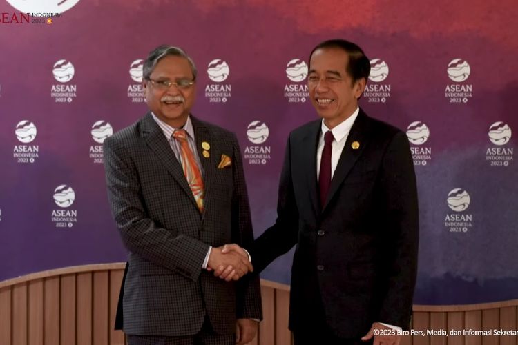 Presiden Joko Widodo berjabat tangan dengan Presiden Bangladesh Mohammed Shahabuddin sebelum pertemuan bilateral di Jakarta Convention Center (JCC), Rabu (6/9/2023) pagi.