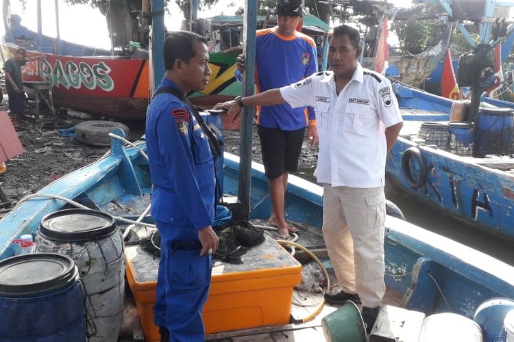PENCARIAN: Kasatpol Air Polres Demak saat melakukan pencarian dua nelayan asal Desa Berahan Wetan, Kecamatan Wedung, yang hilang.