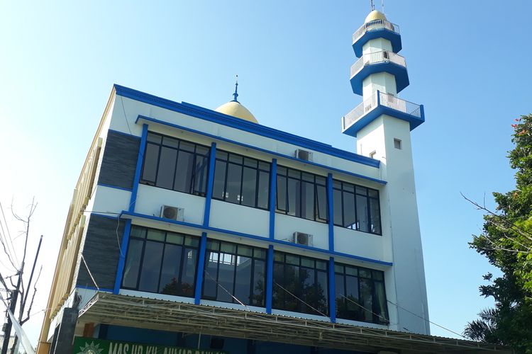 Masjid KH. Achmad Dahlan di Desa Ngijo, Kecamatan Karangploso, Kabupaten Malang, Jawa Timur yang menggunakan energi terbarukan Pembangkit Listrik Tenaga Surya (PLTS).