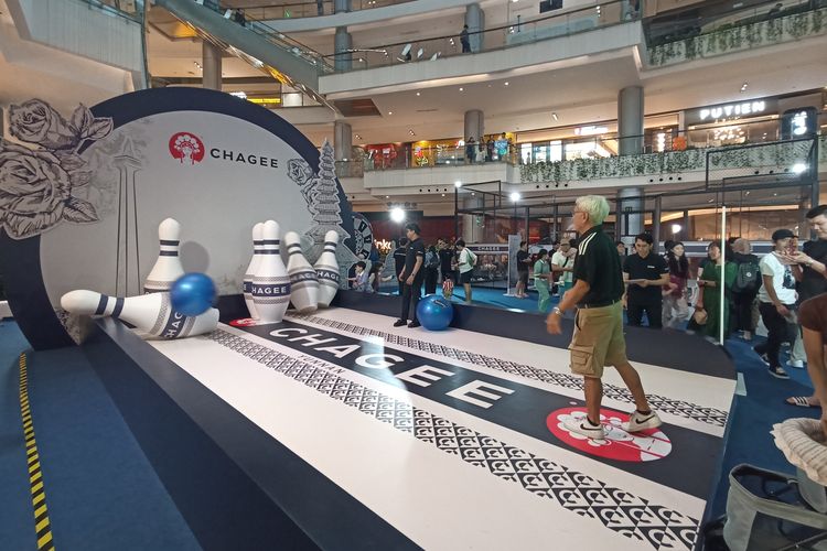 One visitor played Giant Bowling at Chagee Pop-Up Store at PIK Avenue, North Jakarta, Friday (3/14/2025).