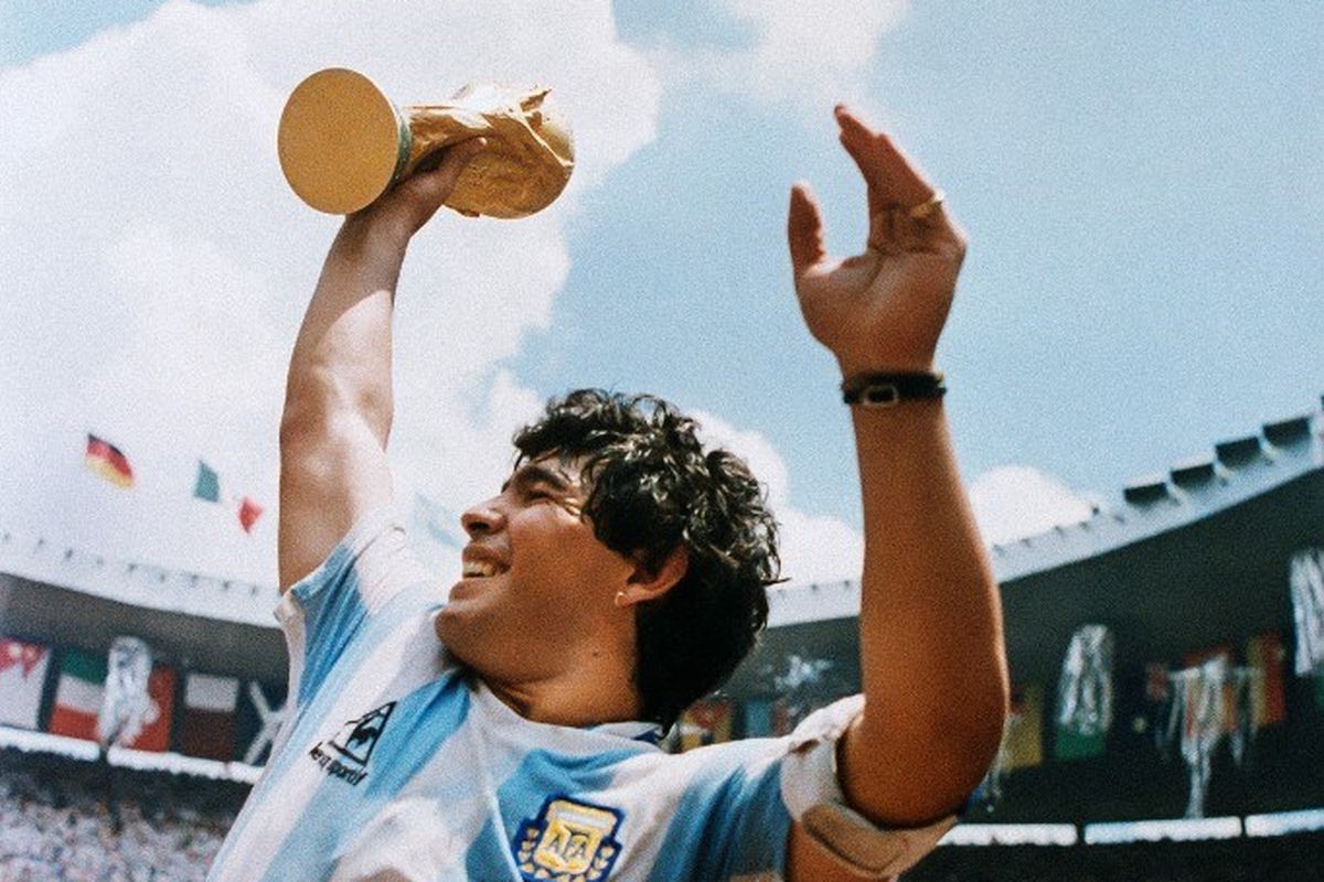 Kapten Argentina, Diego Maradona, mengangkat trofi Piala Dunia usai mengantar timnya memenangi laga final kontra Jerman Barat dengan skor 3-2 di Stadion Azteca, Mexico City, 29 Juni 1986.