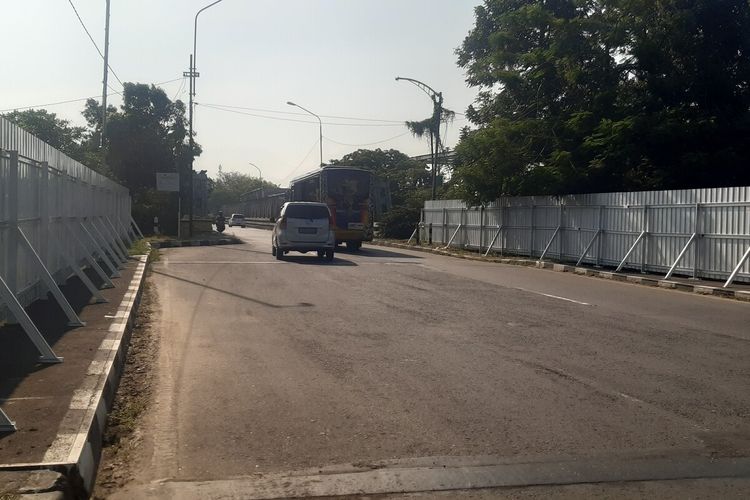Sejumlah kendaraan melintas di Jembatan Jurug B Kecamatan Jebres, Solo, Jawa Tengah, Senin (19/9/2022). Jembatan itu akan ditutup total dari aktivitas kendaraan mulai hari ini pukul 10.00 WIB.