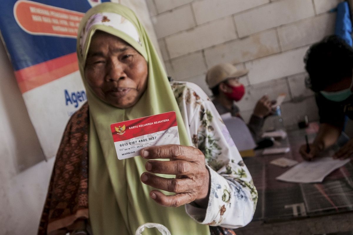 Warga menunjukkan Kartu Keluarga Sejahtera saat penyaluran bantuan sosial Program Keluarga Harapan (PKH) di Desa Margajaya, Lebak, Banten, Selasa (6/10/2020). Kementerian Sosial memastikan bantuan bagi penerima kartu sembako dan Program Keluarga Harapan (PKH) akan berlanjut hingga 2021 jika pandemi COVID-19 belum berakhir sebagai upaya memberikan perlindungan sosial bagi masyarakat terdampak pandemi COVID-19. ANTARA FOTO/Muhammad Bagus Khoirunas/agr/foc.