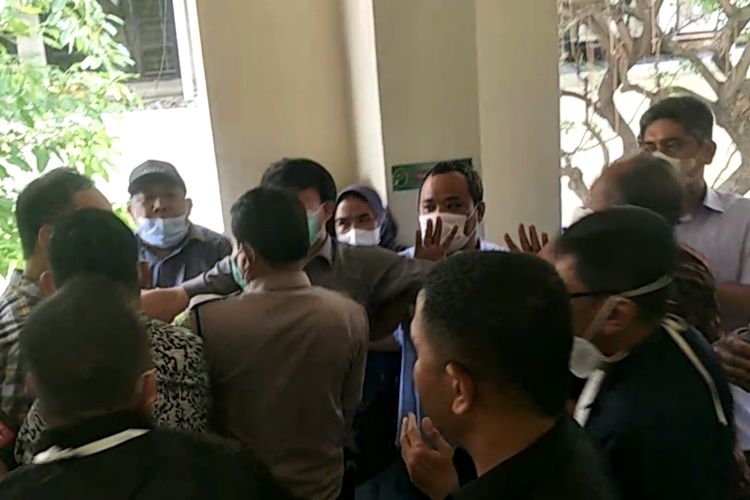 Keributan yang terjadi setelah sidang terdakwa kasus pengunggahan dokumen ilegal, selebgram Adam Deni di Pengadilan Negeri Jakarta Utara, Selasa (29/3/2022).