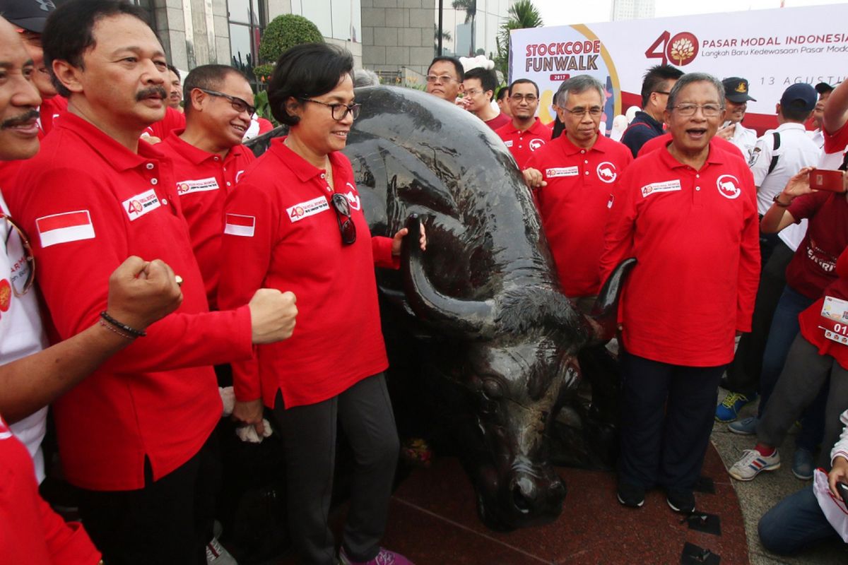 Menteri Keuangan Sri Mulyani Indrawati (kedua kiri) bersama Menteri Koordinator bidang Perekonomian Darmin Nasution (kanan), Direktur Utama BEI Tito Sulistio (kiri), dan Ketua Dewan Komisioner Otoritas Jasa Keuangan (OJK) Wimboh Santoso (kedua kanan) berfoto di depan patung Banteng Wulung saat berlangsungya peringatan 40 tahun pasar modal di Jakarta, Minggu (13/8/2017). PT Bursa Efek Indonesia (BEI) menjadikan patung Banteng Wulung sebagai simbol lembaga pasar modal dalam kegiatan Stock Code Fun Walk memperingati 40 tahun diaktifkannya kembali pasar modal Indonesia. ANTARA FOTO/Rivan Awal Lingga/aww/17.