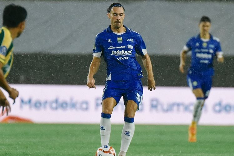 Penyerang asal Perancis Andrew Jung membawa Persib Bandung unggul di babak pertama melawan PSBS Biak lewat titik putih, dalam laga pekan kesembilan Super League 2024-2025, Jumat (17/8/2025) di Stadion Maguwoharjo Sleman. 
