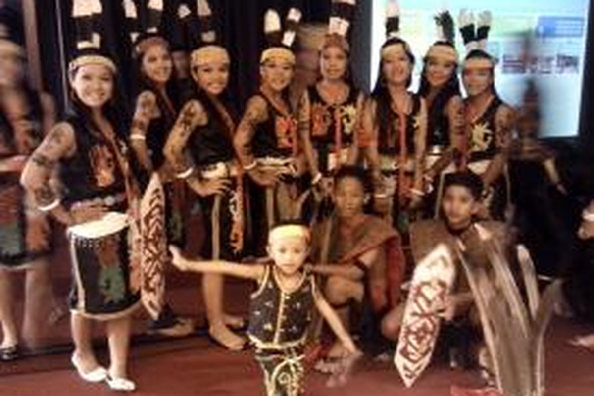Gadis-gadis penari daerah Malinau