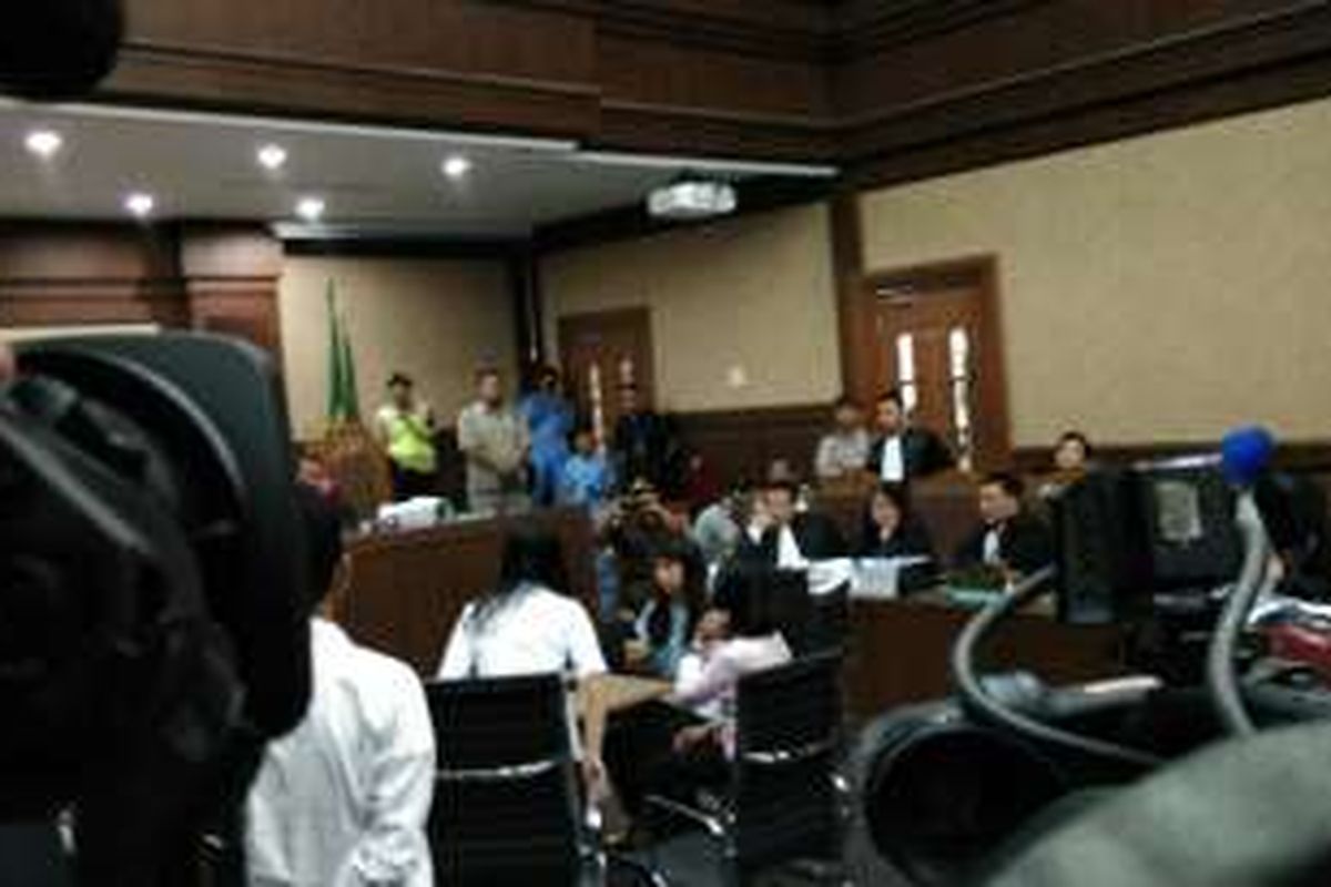 Saksi Hani Juwita Boon dan terdakwa Jessica Kumala Wongso memeragakan kejadian saat dia dan Wayan Mirna Salihin datang ke kafe Olivier hingga Mirna kejang-kejang dalam persidangan di Pengadilan Negeri Jakarta Pusat, Rabu (27/7/2016).