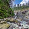 Air Terjun Kalipait Bondowoso, Uniknya Sungai Hijau dari Kawah Ijen