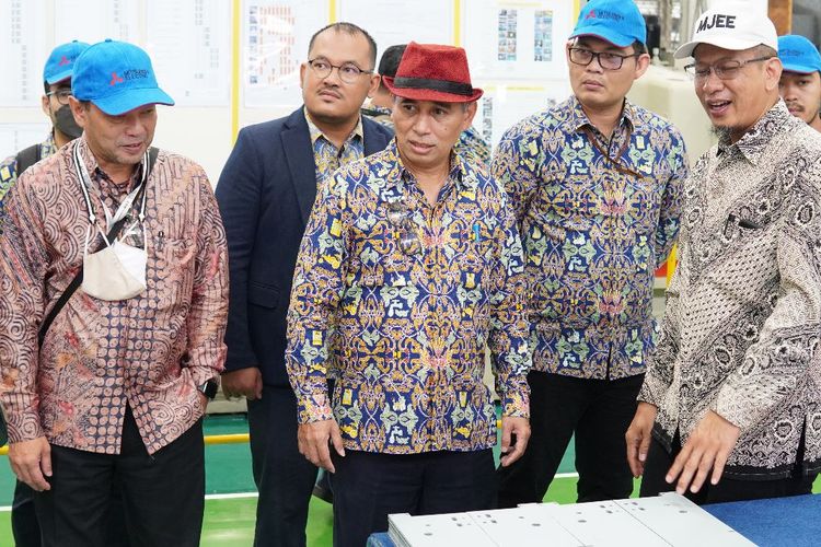 Direktur Kelembagaan dan Sumber Daya Konstruksi selaku Ketua Tim Pelaksana Program Peningkatan Penggunaan Produk Dalam Negeri (P3DN) Kementerian Pekerjaan Umum dan Perumahan Rakyat (PUPR) Nicodemus Daud aat melakukan kunjungan ke pabrik Mitsubishi Jaya Elevator dan Escalator (MJEE) di Karawang, Jawa Barat, awal Maret 2023 lalu. 