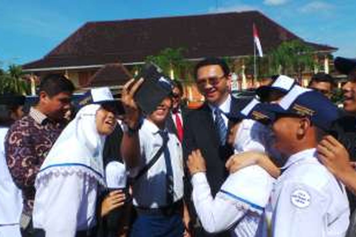 Gubernur DKI Jakarta Basuki Tjahaja Purnama saat berselfie dengan murid-murid SMP 81 Lubang Buaya, Jakarta Timur, Sabtu (1/10/2016).