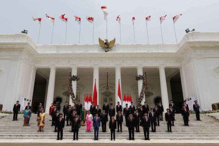 Presiden RI, Joko Widodo dan Wakil Presiden RI, Maruf Amin berfoto bersama menteri-menteri Kabinet Indonesia Maju di Istana Negara, Jakarta, Rabu (23/10/2019). Presiden RI Joko Widodo mengumumkan dan melantik Menteri-menteri Kabinet Indonesia Maju.