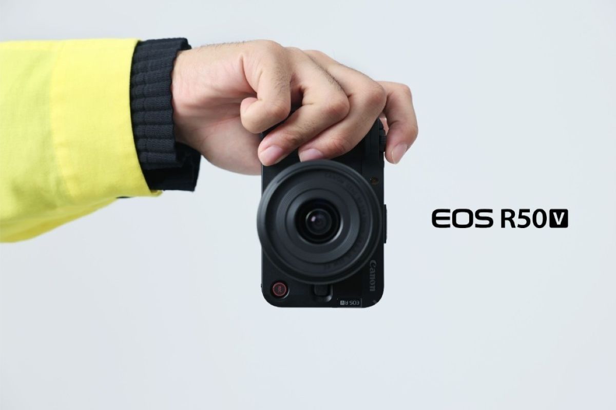 Canon EOS R50 V ditampilkan dalam posisi vertikal. Kamera mirrorless APS-C ini dirancang untuk memudahkan kreator membuat konten dalam format vertikal.