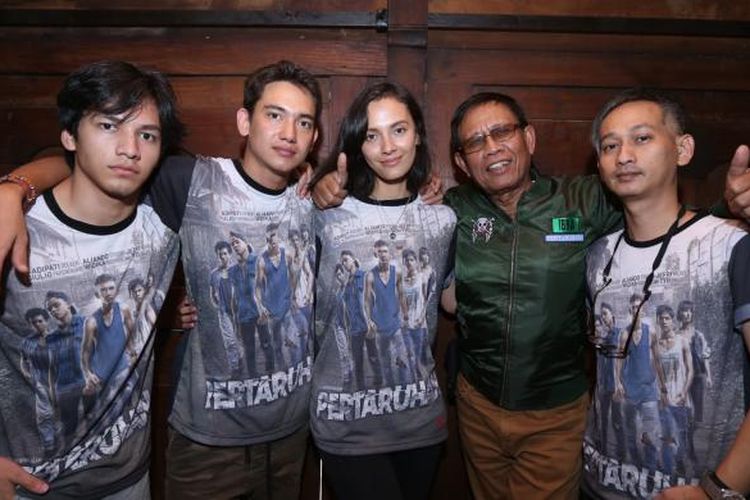 Jefri Nichol (pertama dari kiri), Adipati dolken (kedua dari kiri),  Widika Sidmore, Tarzan Srimulat (kedua dari kanan) selaku pemeran, dan Kristho Damar Alam selaku sutradara film Pertaruhan, berpose di Bentara Budaya Jakarta, Palmerah Selatan, Jakarta, Kamis (2/2/2017).