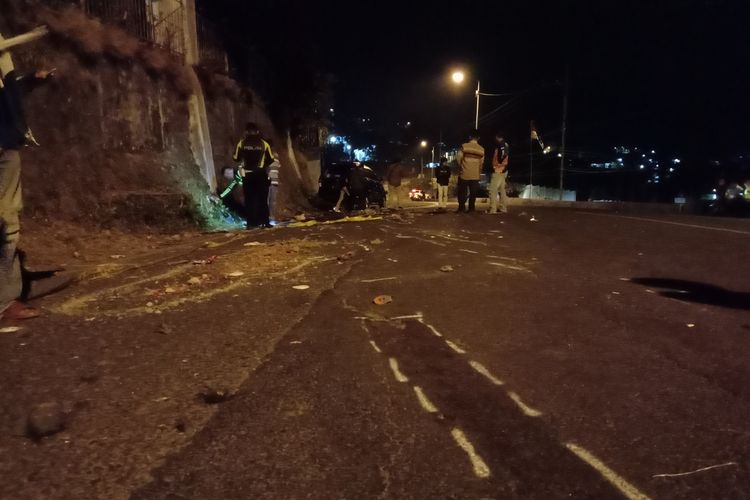 Petugas melakukan olah TKP pasca kecelakaan di Desa Pacet, Kecamatan Pacet, Kabupaten Mojokerto, Jawa Timur, Kamis (24/8/2023) malam.