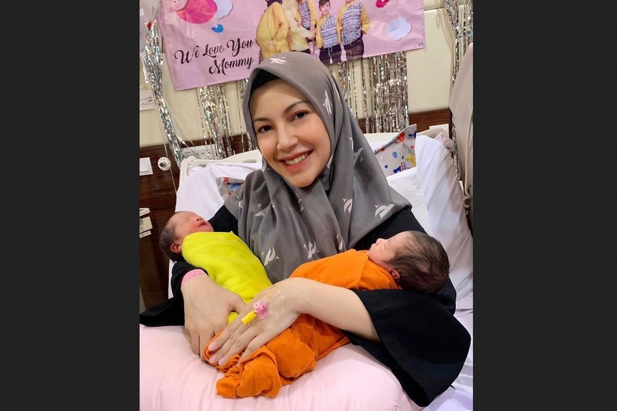 Artis peran Ratna Galih menggendong bayi kembarnya yang baru lahir.