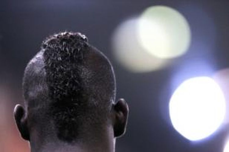 Penampakan potongan rambut Mario Balotelli pada laga antara AC Milan dan Genoa, April 2014.