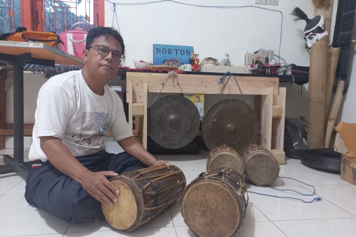 Sri Sultan Saragih Saragih saat ditemui di Sanggar Rayantara bertempat di Jalan Kesatria, Kelurahan Siopat Suhu, Kecamatan Siantar Timur, Kota Pematangsiantar, Sumatera Utara, Senin (24/6/2024). 