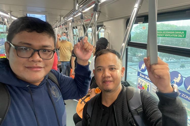 Zainal dan temannya, Ados yang memilih mudik lewat Malaysia. Biaya penerbangan Malaysia menuju Jakarta jauh lebih murah ketimbang penerbangan domestik