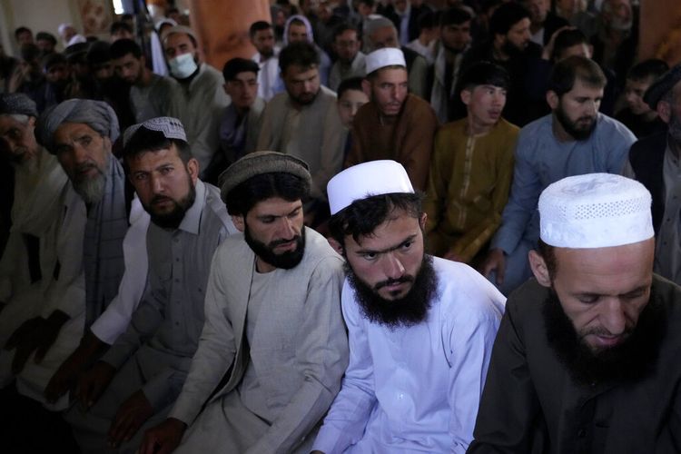 Warga Afghanistan melaksanakan salat Idul Fitri di sebuah masjid di Kabul, Afghanistan, Minggu, 1 Mei 2022. Sholat Idul Fitri menandai berakhirnya bulan suci Ramadhan di Afghanistan. 
