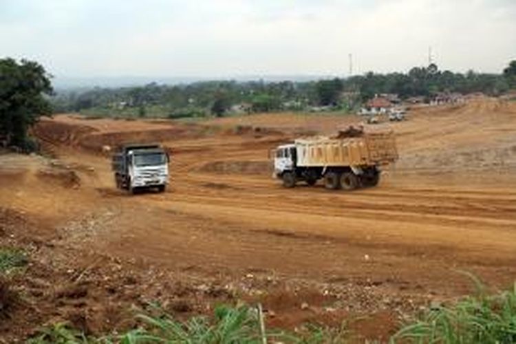 Sejumlah truk pengangkut tanah hilir mudik di kawasan proyek pembangunan Jalan Tol Bogor-Ciawi-Sukabumi (Bocimi).