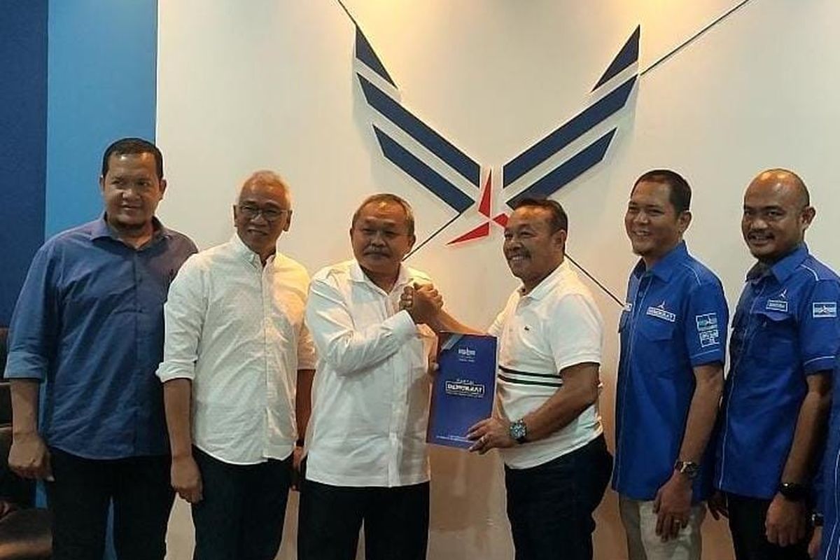 Tim Sukses Edy Rahmayadi saat mengambil formulir Pilkada Sumut di Kantor DPD Demokrat Sumut, Kamis (25/4/2024)