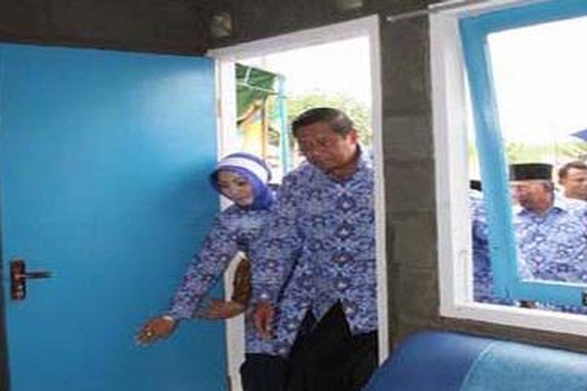 BERMASALAH - Presiden SBY saat meninjau RSS Griya Lawu Asri di Karanganyar, 20 Desember 2006 silam. 