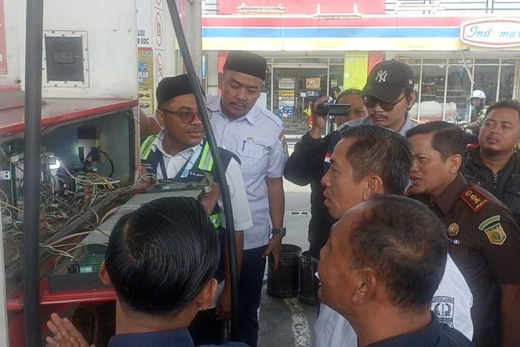 Bupati Karawang Aep Syaepuloh dan Forkopimda Karawang melakukan sidak sejumlah SPBU di Karawang, Rabu (27/3/2024).
