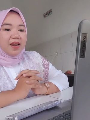 WFH membuat batas kerja dan urusan rumah makin tipis. Tiga ibu ASN punya cara sendiri menyiasatinya, dari atur waktu hingga tahan distraksi.