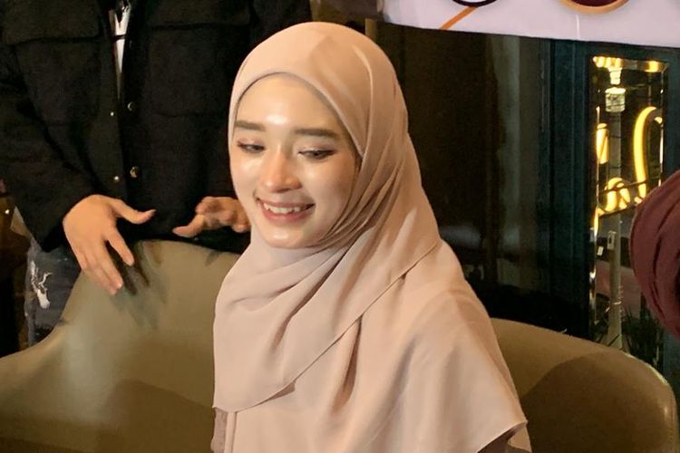 Istri penyanyi Virgoun, Inara Rusli dalam konferensi pers di kawasan Senopati, Jakarta Selatan, Kamis (18/5/2023).