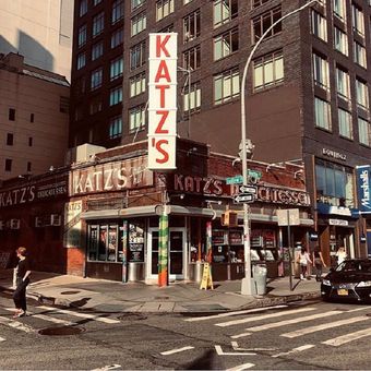 Restoran Yahudi paling terkenal di NYC, Katzs Delicatessen