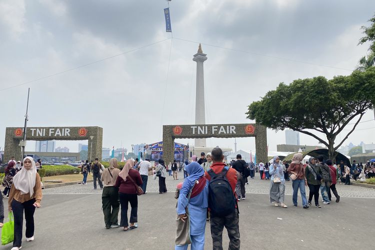 Cuaca Terik Tak Surutkan Warga ke TNI Fair di Monas, Anak-anak Penasaran Lihat Tank
