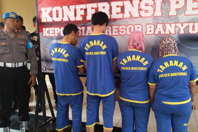 Keempat tersangka pembunuhan dihadirkan saat ungkap kasus di Mapolresta Banyumas, Jawa Tengah, beberapa waktu lalu.