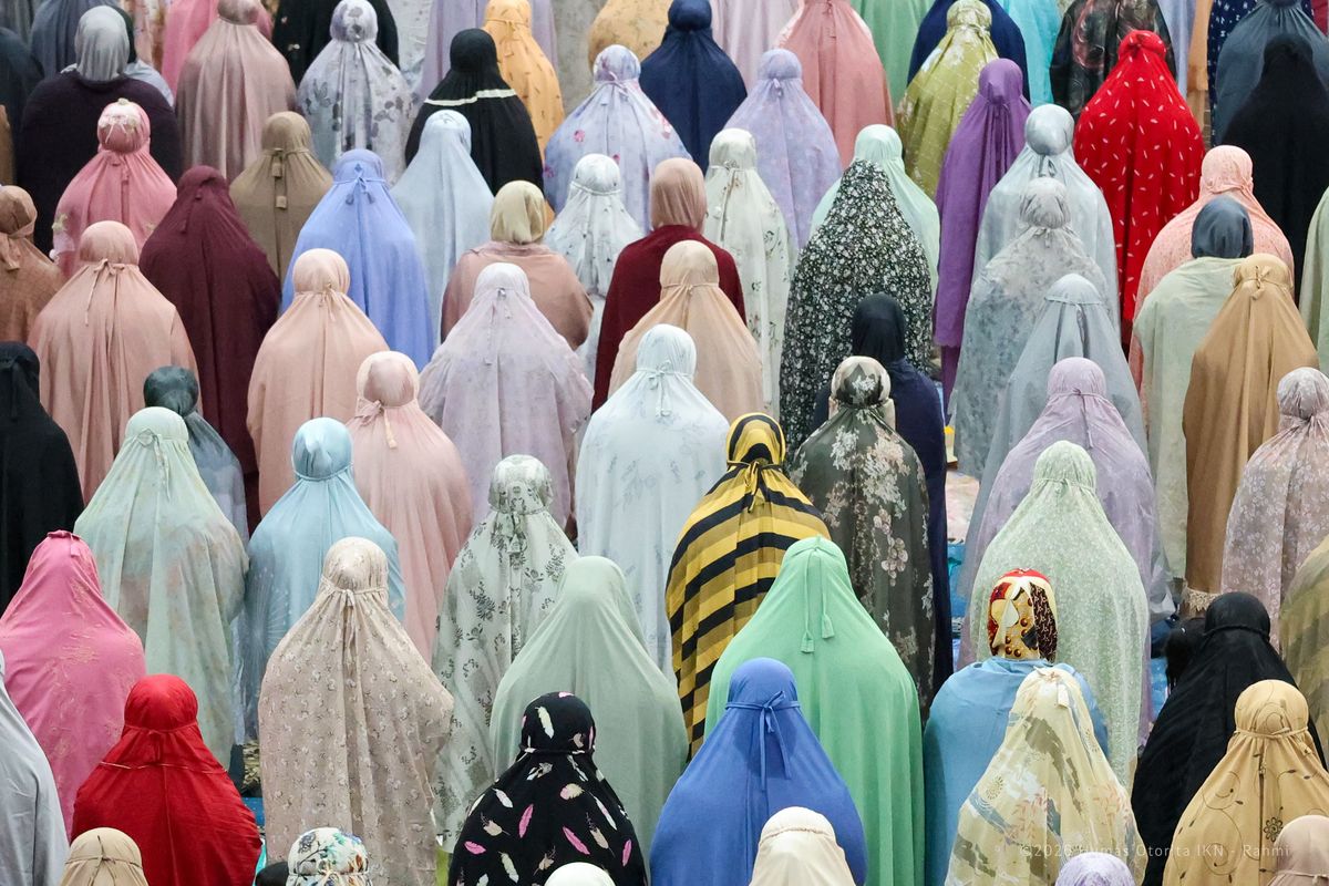 Pendar lampu LED modern yang menyinari jemaah berpakaian warna warni, menyatu dalam sebuah ruang yang kini menjadi titik temu spiritual