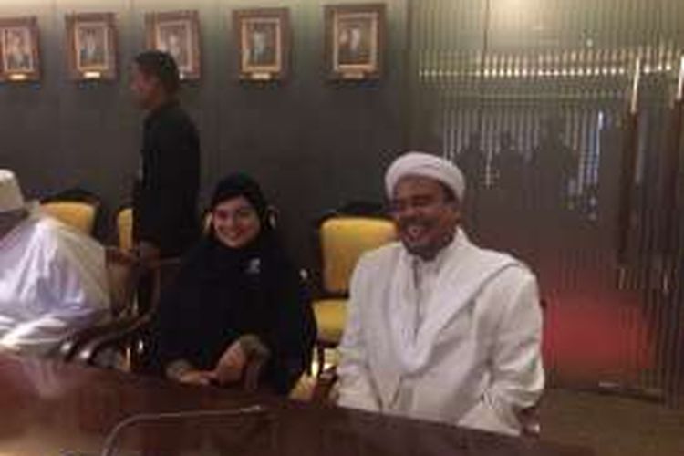 Pimpinan Front Pembela Islam (FPI) Rizieq Shihab saat menemui pimpinan DPR bersama pengurus Gerakan Nasional Pengawal Fatwa Majelis Ulama Indonesia (GNPF MUI) di Kompleks Parlemen, Senayan, Jakarta. Rabu (11/1/2017).