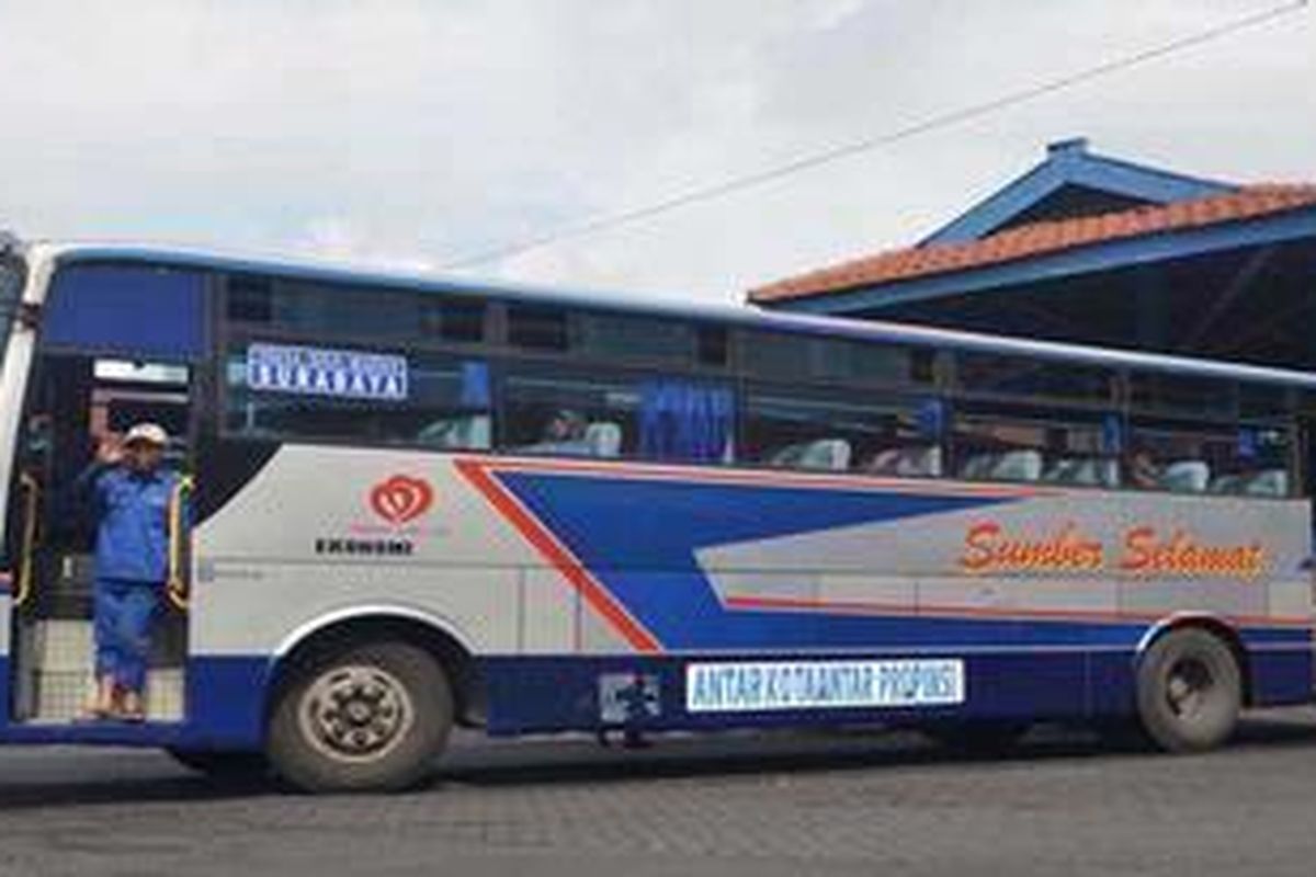 Ilustrasi: Bus Sumber Selamat di Terminal Purabaya, Surabaya, Jawa Timur.