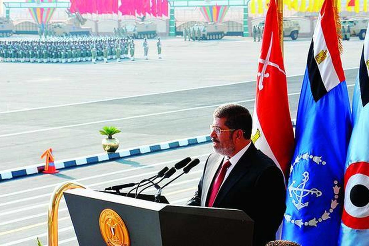 Presiden Mesir Muhammad Mursi menyampaikan pidato dalam upacara di pangkalan militer, di Kairo, Minggu (30/6). Dalam upacara itu, Ketua Dewan Agung Militer (SCAF) Marsekal Hussein Tantawi menyerahkan perisai angkatan bersenjata, penghargaan tertinggi dari militer Mesir. Mursi sebelumnya diambil sumpah sebagai presiden baru Mesir, presiden sipil pertama yang dipilih melalui pemilihan umum yang bebas. Secara formal telah dilakukan serah terima kekuasaan dari SCAF, yang memerintah Mesir setahun terakhir.