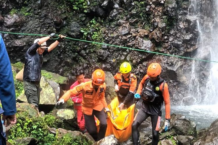 Wisatawan Asal Jaktim Tewas Tenggelam di Curug Ciparay Bogor