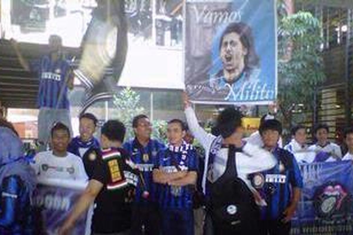  Ratusan pendukung Inter Milan yang akrab disebut Interisti telah memadati Bandara Internasional Soekarno Hatta untuk menyambut kedatangan Javier Zanetti dan kawan-kawan yang diperkirakan akan tiba pada Rabu (23/5/2012) pukul 10:15 WIB nanti.  