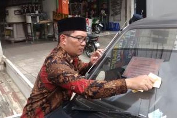 Wali Kota Bandung, Ridwan Kamil, melakukan razia parkir liar ke sejumlah jalan di Kota Bandung. Dalam kesempatan tersebut, pria yang akrab disapa Emil ini menggembok sejumlah mobil yang parkir sembarangan, Jumat (22/8/2014).