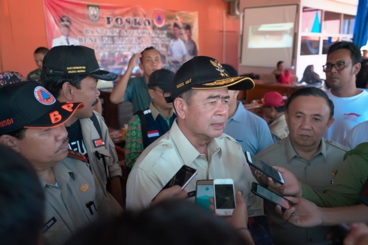 Wagub Sumbar Nasruk Abit mengunjungi Bengkulu saat memberikan bantuan 1 ton rendang untuk korban banjir dan longsor Bengkulu