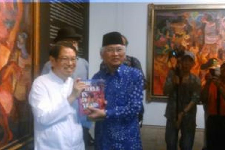 KH Ahmad Mustofa Bisri (kanan) dan kurator Oei Hong Djien atau OHD di OHD Museum Kota Magelang, Rabu (4/11/2015).